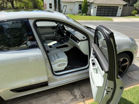 Used 2020 Porsche Macan Turbo image 6