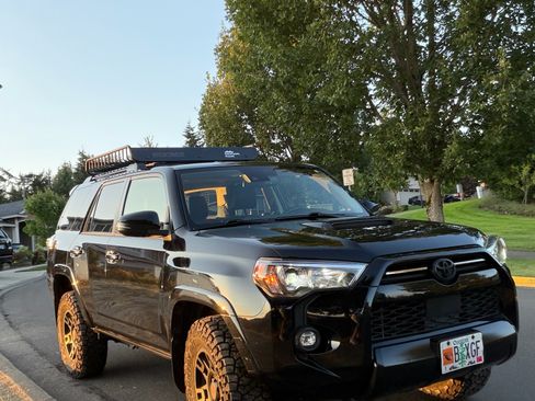 Used 2021 Toyota 4Runner Venture w/ Moonroof Package AWD/4WD image 4