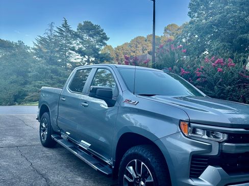 Used 2023 Chevrolet Silverado 1500 RST image 2