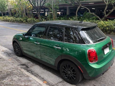 Used 2021 MINI Cooper 4-Door Hardtop image 4