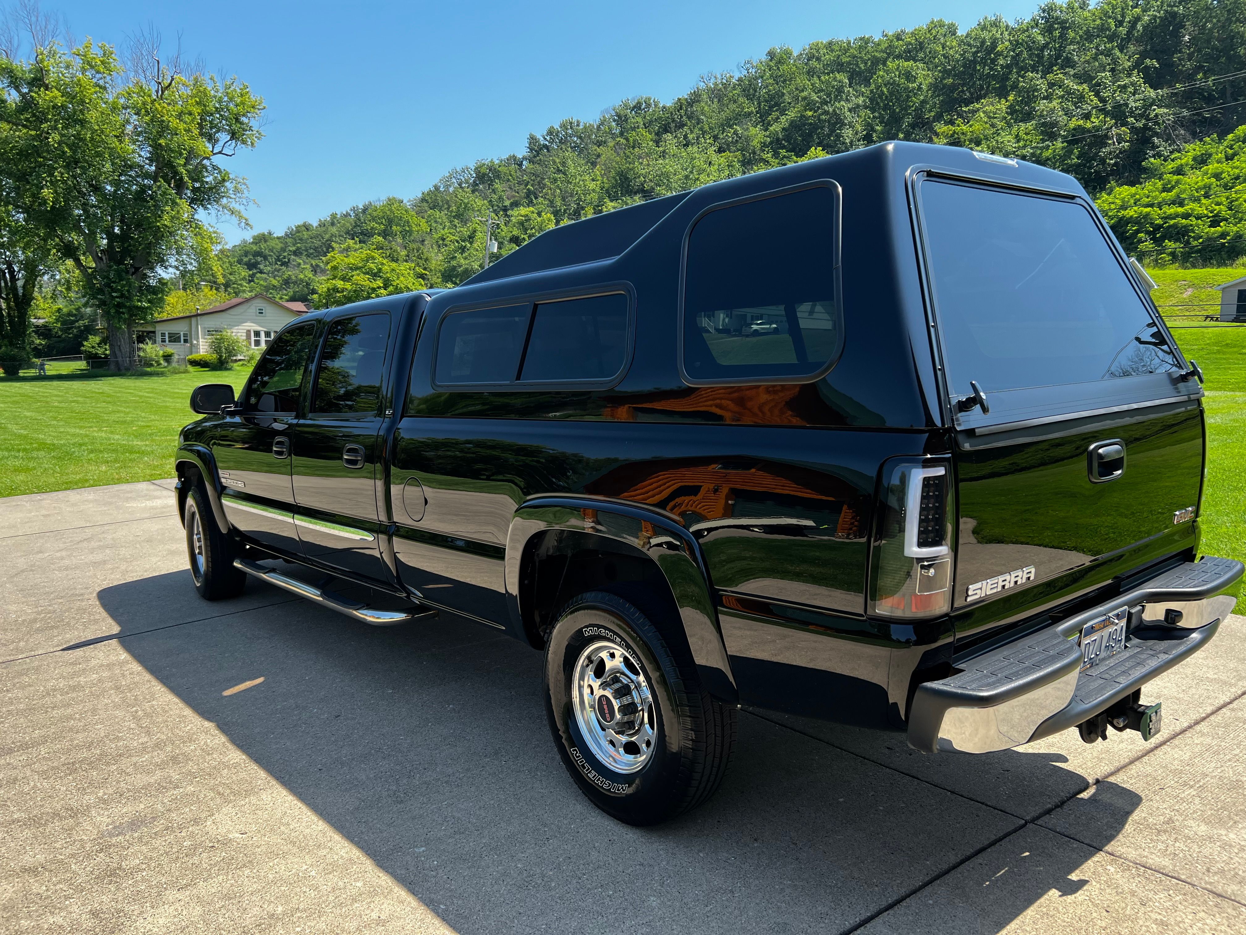 Used 2005 GMC Sierra 2500 SLT w/ Heavy-Duty Power Package AWD/4WD image 2