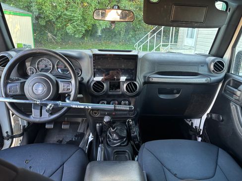 Used 2017 Jeep Wrangler Unlimited Sport image 8