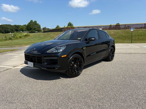 Used 2021 Porsche Cayenne Turbo S AWD/4WD image 1