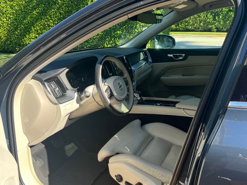 Used 2019 Volvo XC60 T5 Momentum w/ Premium Package image 12