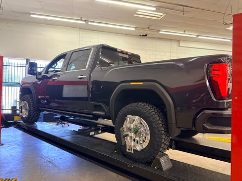 Used 2025 GMC Sierra 2500 Denali w/ Denali Reserve Package AWD/4WD image 14