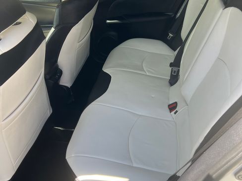 Used 2019 Toyota Prius L Eco w/ Carpet Mat Package image 8