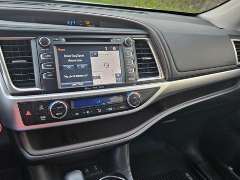 Used 2019 Toyota Highlander XLE image 10