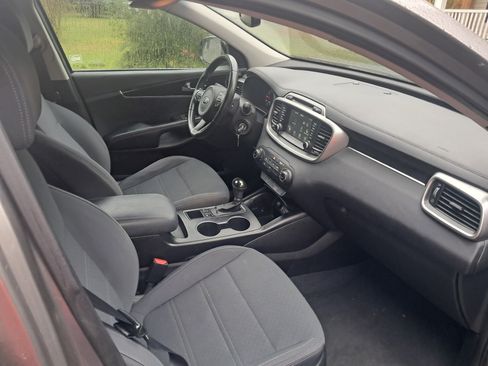 Used 2017 Kia Sorento LX w/ LX Convenience Package image 2