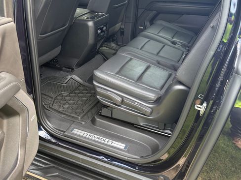 Used 2023 Chevrolet Suburban LT AWD/4WD image 9