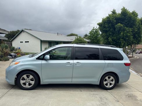 Used 2015 Toyota Sienna LE image 2