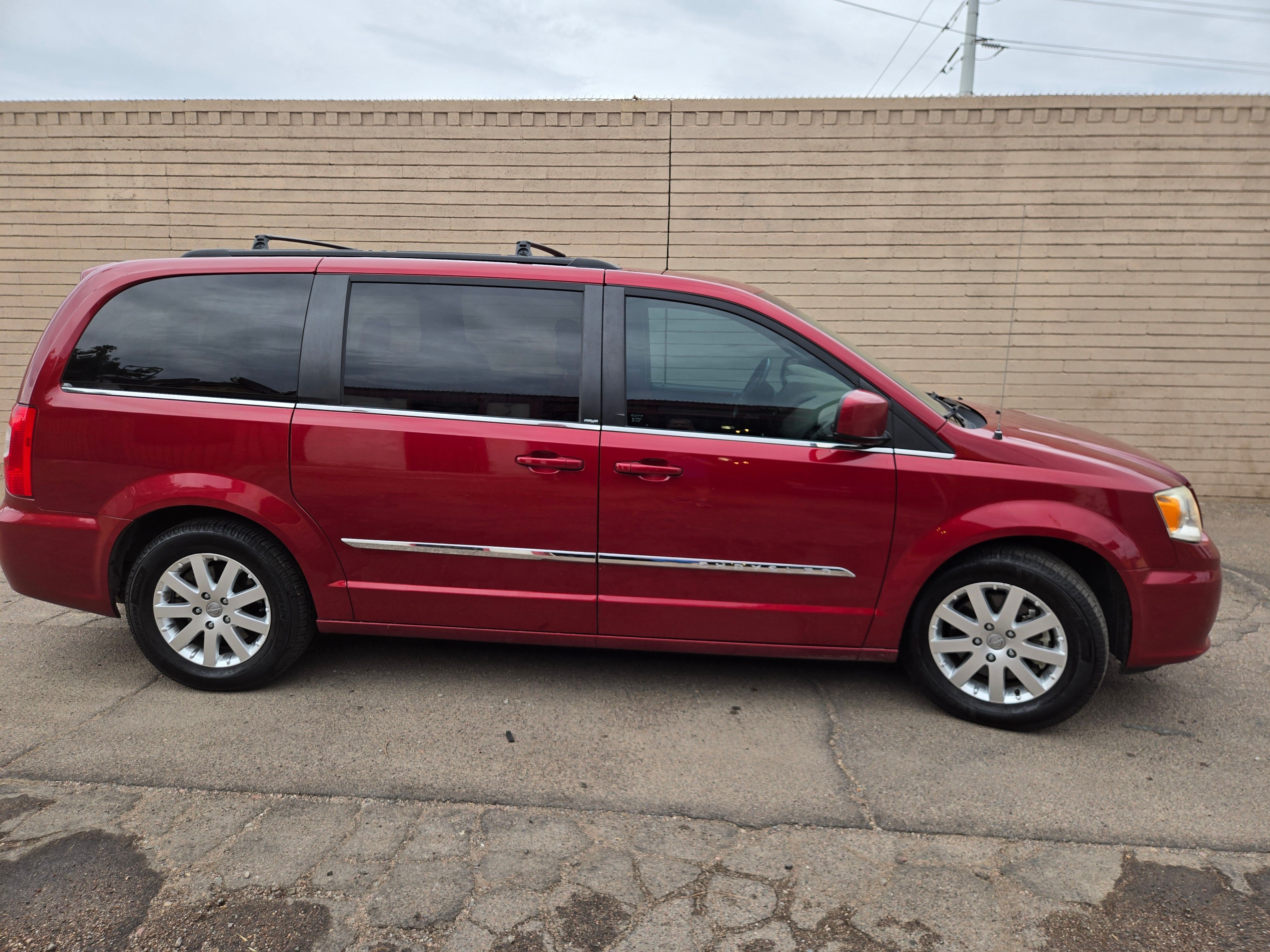 Used 2014 Chrysler Town & Country Touring FWD image 6