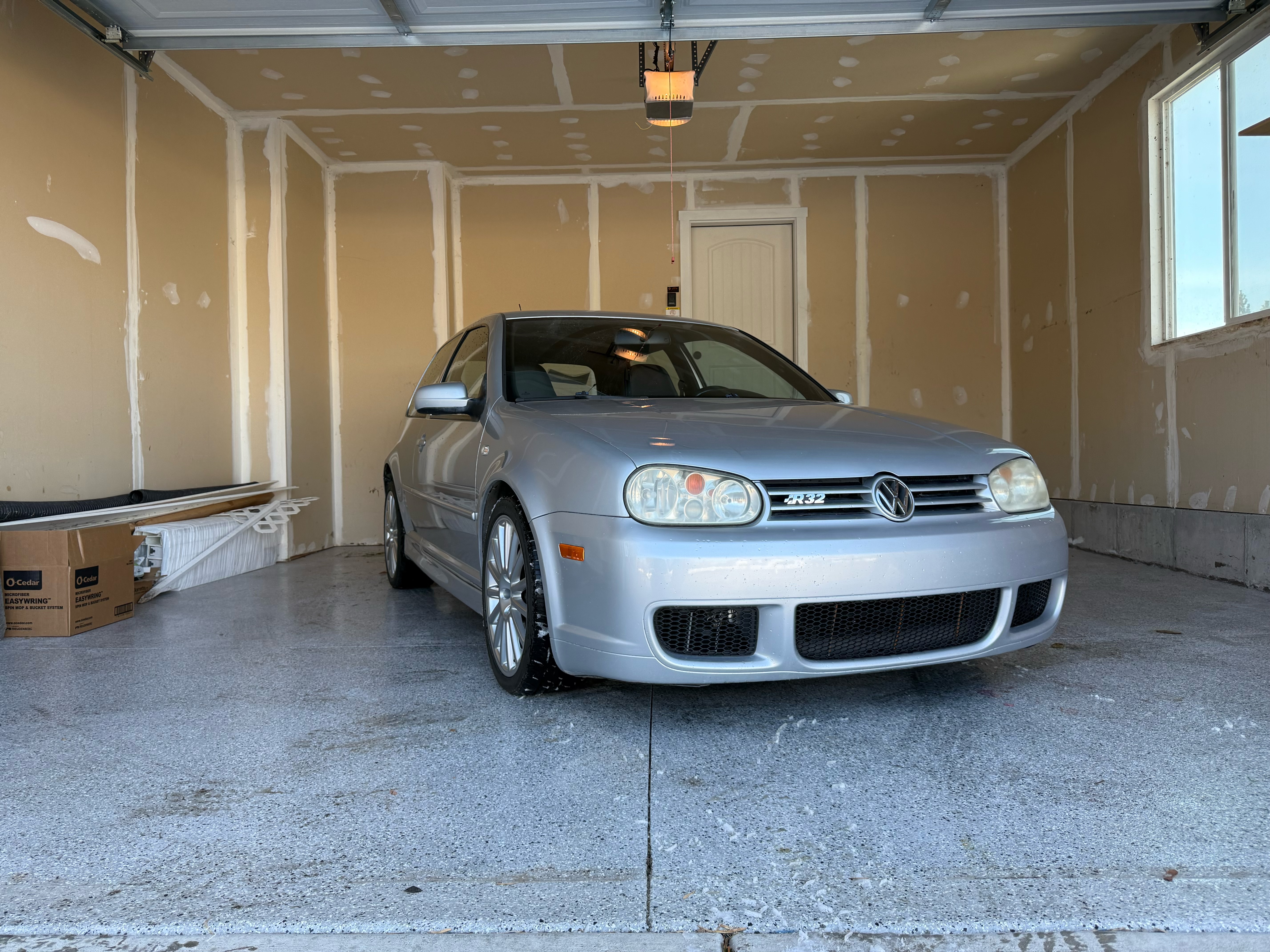Used 2004 Volkswagen R32 AWD/4WD image 2