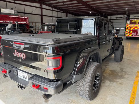 Used 2025 Jeep Gladiator Rubicon AWD/4WD image 13