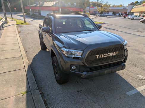 Used 2016 Toyota Tacoma TRD Off-Road image 1
