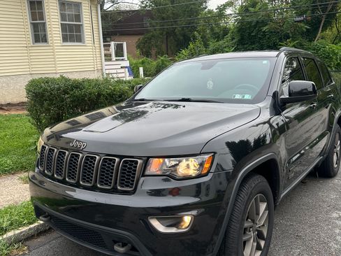 Used 2016 Jeep Grand Cherokee Laredo 75th Anniversary AWD/4WD image 4