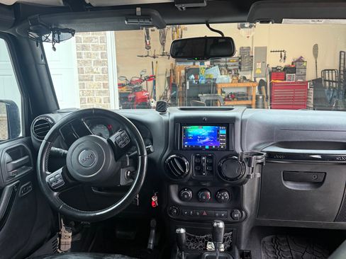 Used 2016 Jeep Wrangler Unlimited Sahara image 10