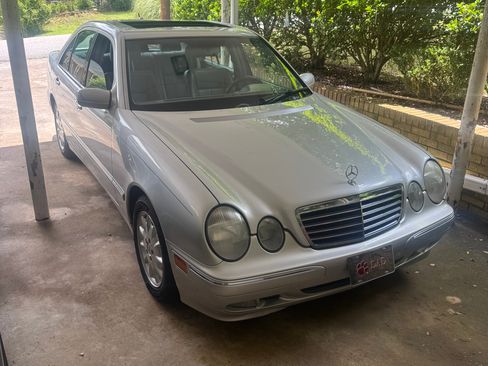 Used 2001 Mercedes-Benz E 320 Sedan image 1