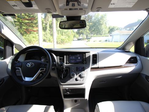 Used 2020 Toyota Sienna XLE FWD image 9