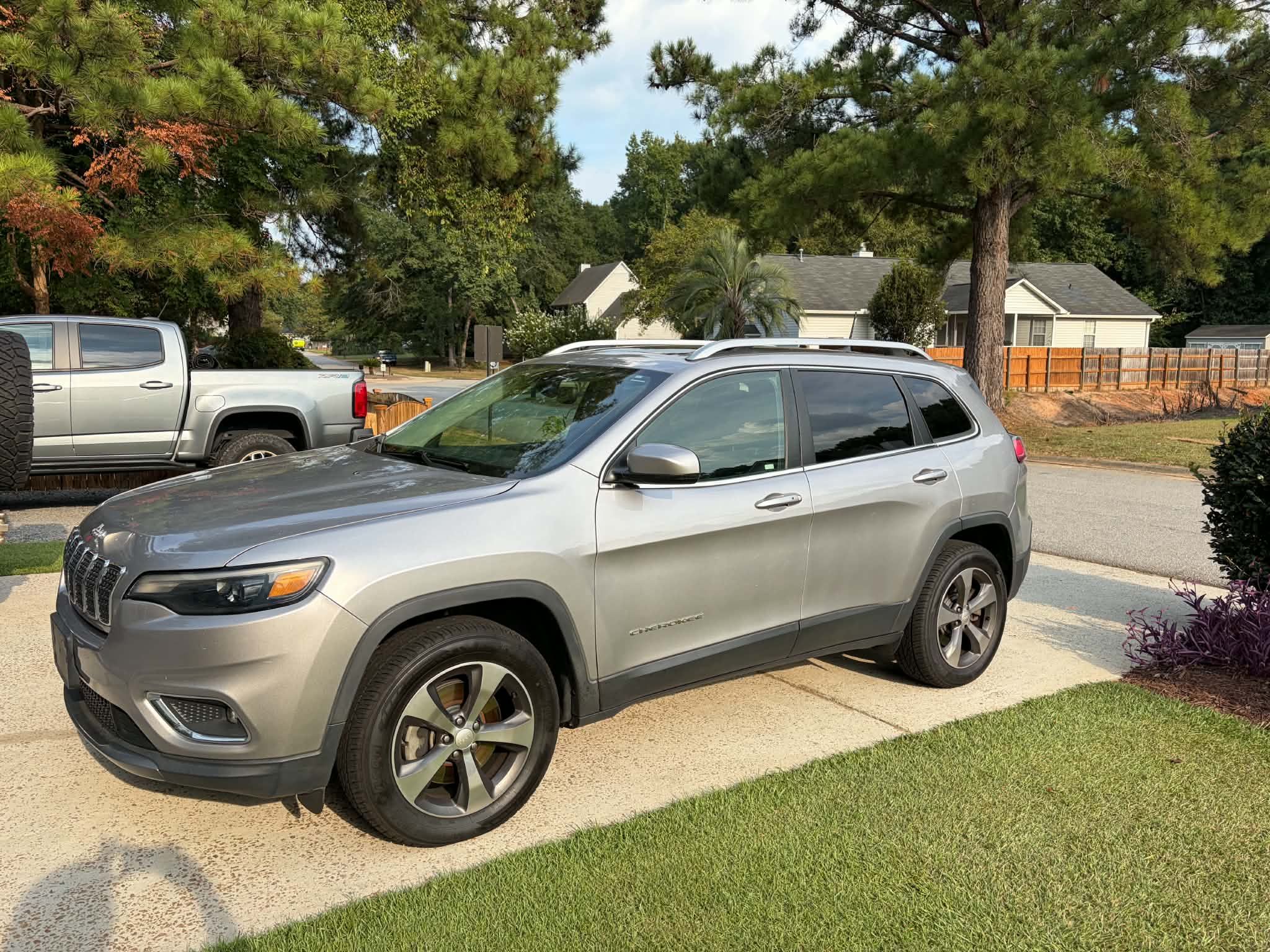 Used 2019 Jeep Cherokee Limited AWD/4WD image 1