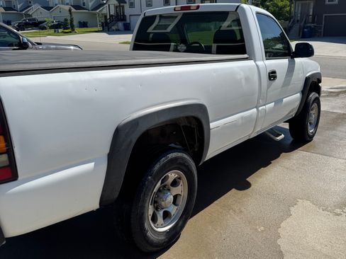Used 2004 GMC Sierra 2500 W/T RWD image 2