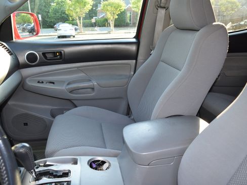 Used 2011 Toyota Tacoma 4x4 Double Cab w/ TRD Sport Pkg w/JBL Audio image 9