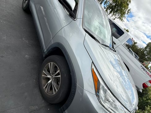 Used 2019 Toyota Highlander LE FWD image 1