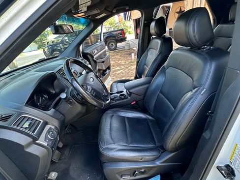 Used 2016 Ford Explorer XLT w/ Equipment Group 202A FWD image 14