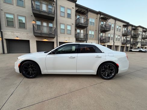 Used 2019 Chrysler 300 Touring w/ Sport Appearance Package RWD image 9