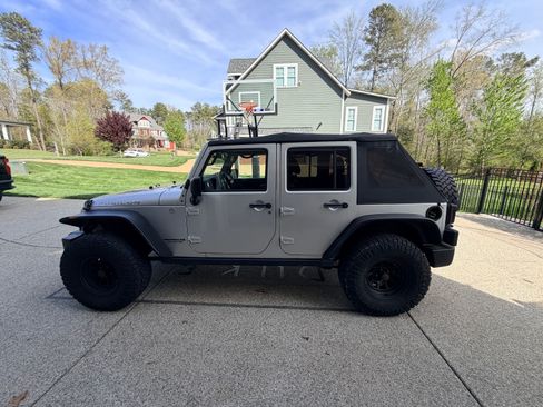 Used 2011 Jeep Wrangler Unlimited Rubicon w/ Connectivity Group AWD/4WD image 6