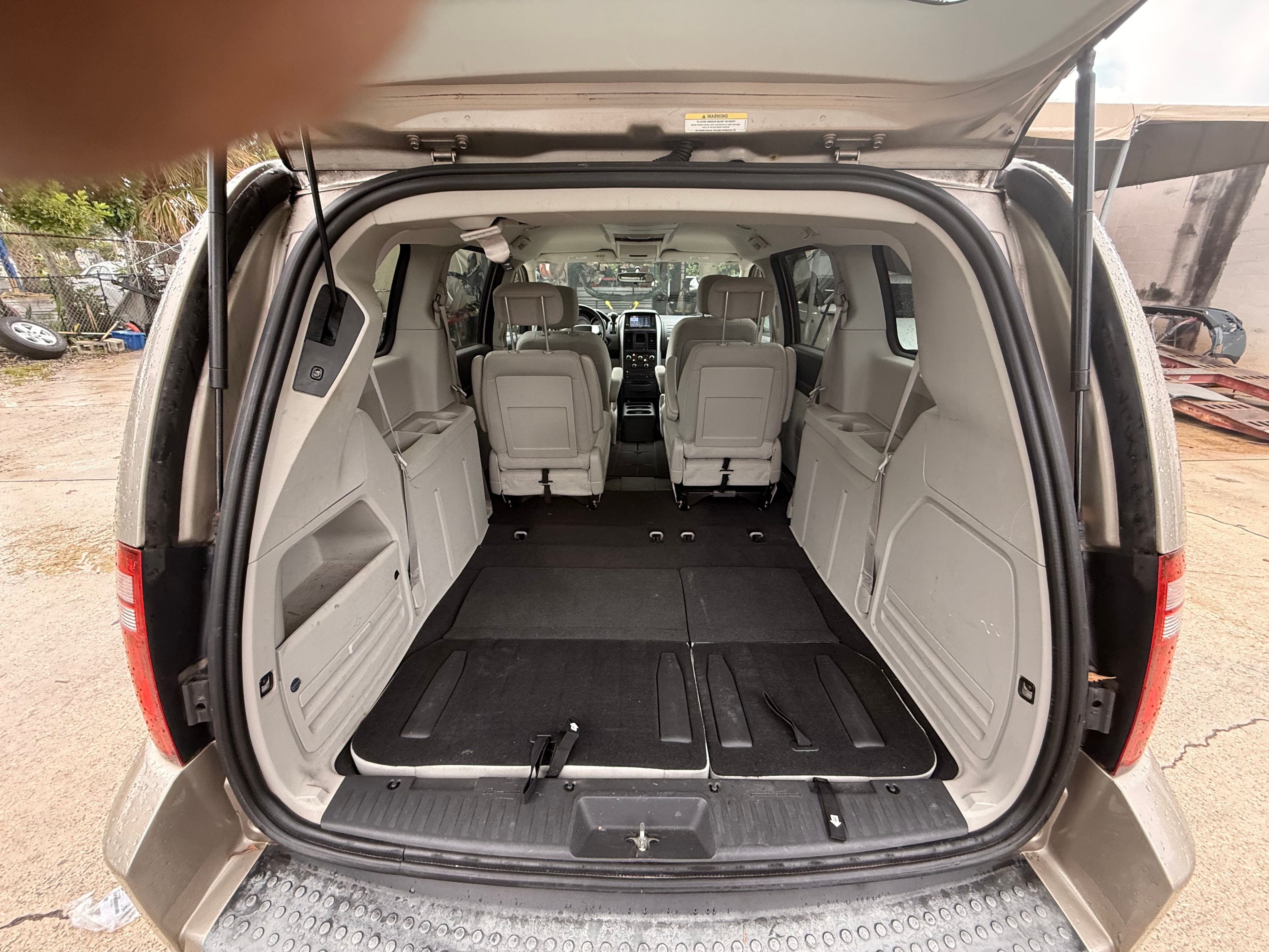 Used 2009 Dodge Grand Caravan SXT w/ Entertainment Group 2 FWD image 15