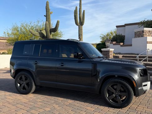 Used 2024 Land Rover Defender 110 SE image 4