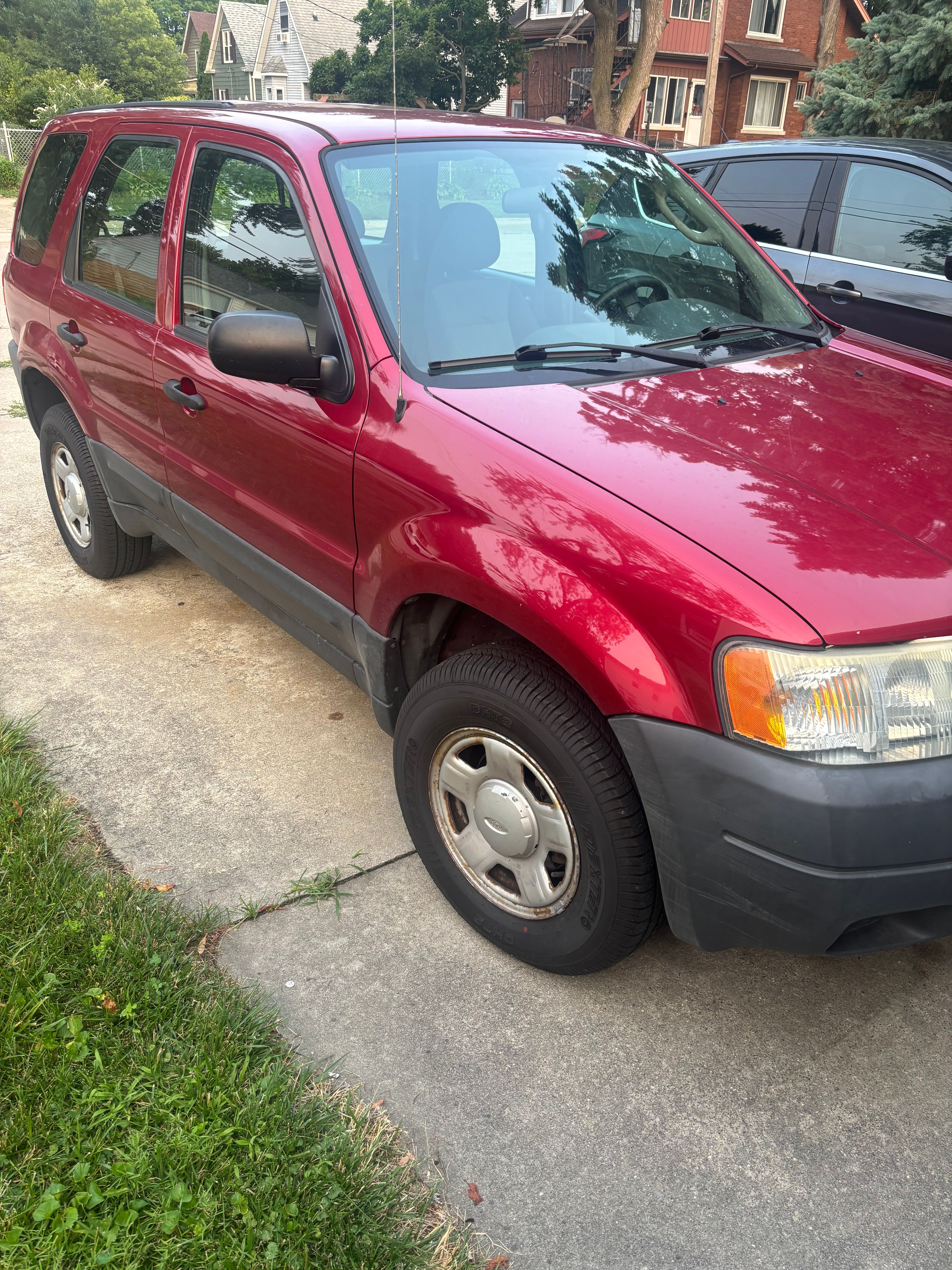 Used 2004 Ford Escape XLS AWD/4WD image 1