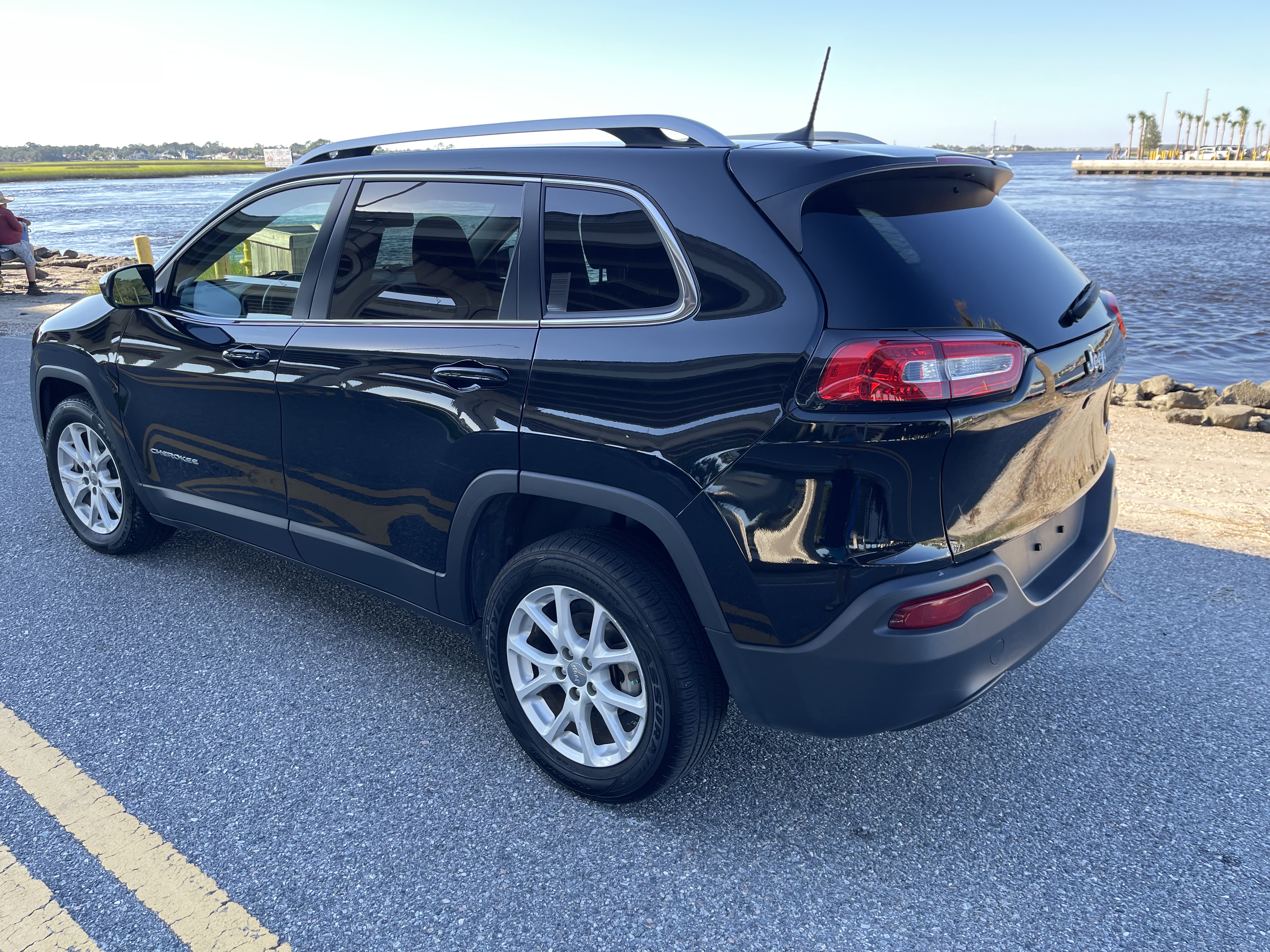 Used 2018 Jeep Cherokee Latitude w/ Cold Weather Group FWD image 6