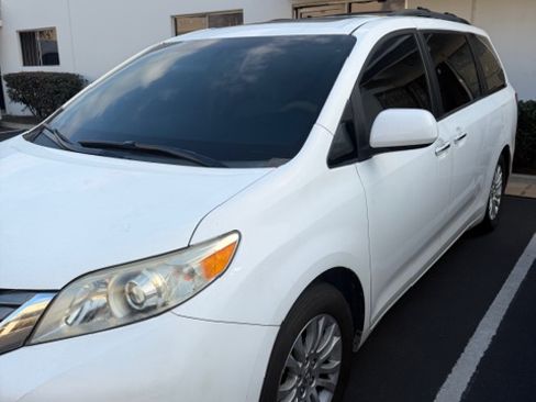 Used 2014 Toyota Sienna XLE image 7