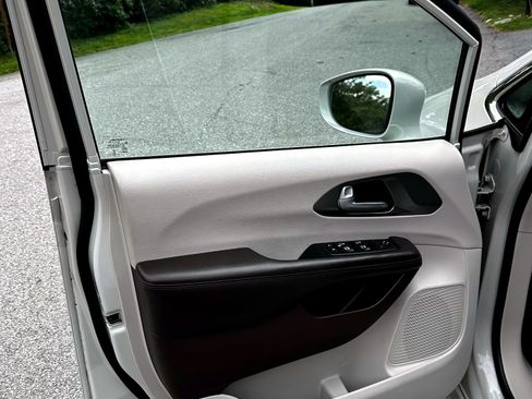 Used 2017 Chrysler Pacifica Touring-L Plus w/ Advanced Safetytec Group image 14