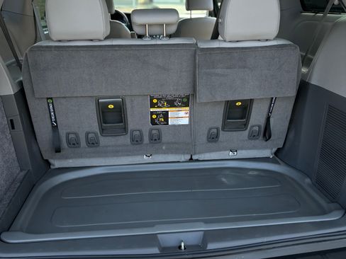 Used 2018 Toyota Sienna XLE image 10
