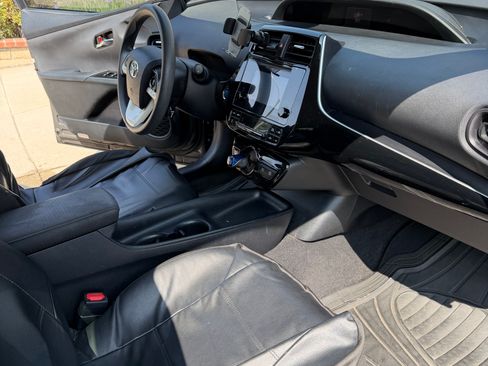 Used 2017 Toyota Prius Two w/ Carpet Mat Package FWD image 11