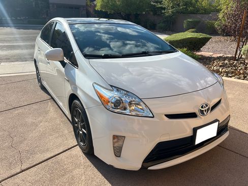 Used 2014 Toyota Prius Four w/ Solar Roof Package FWD image 5