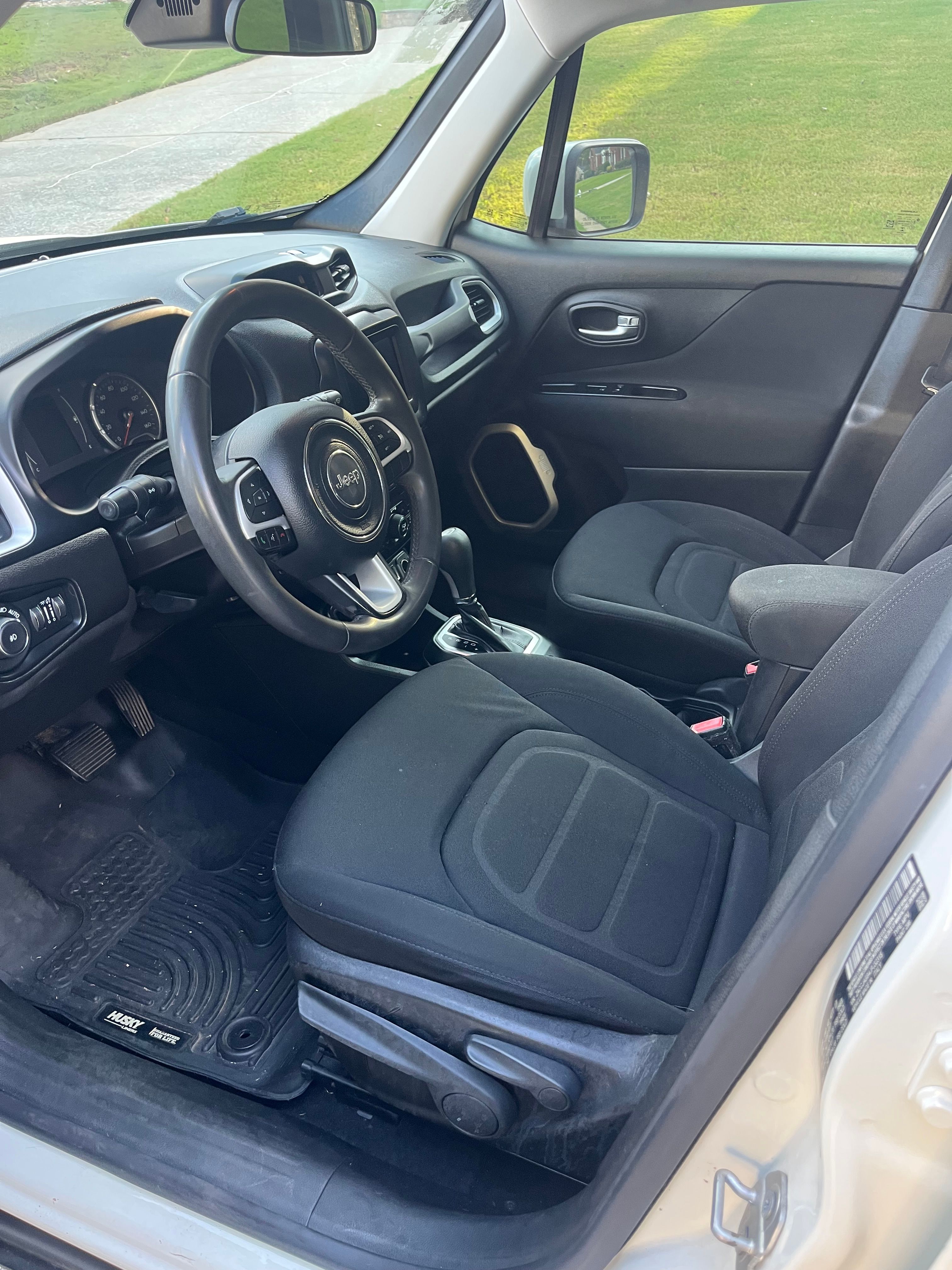Used 2018 Jeep Renegade Latitude FWD image 11