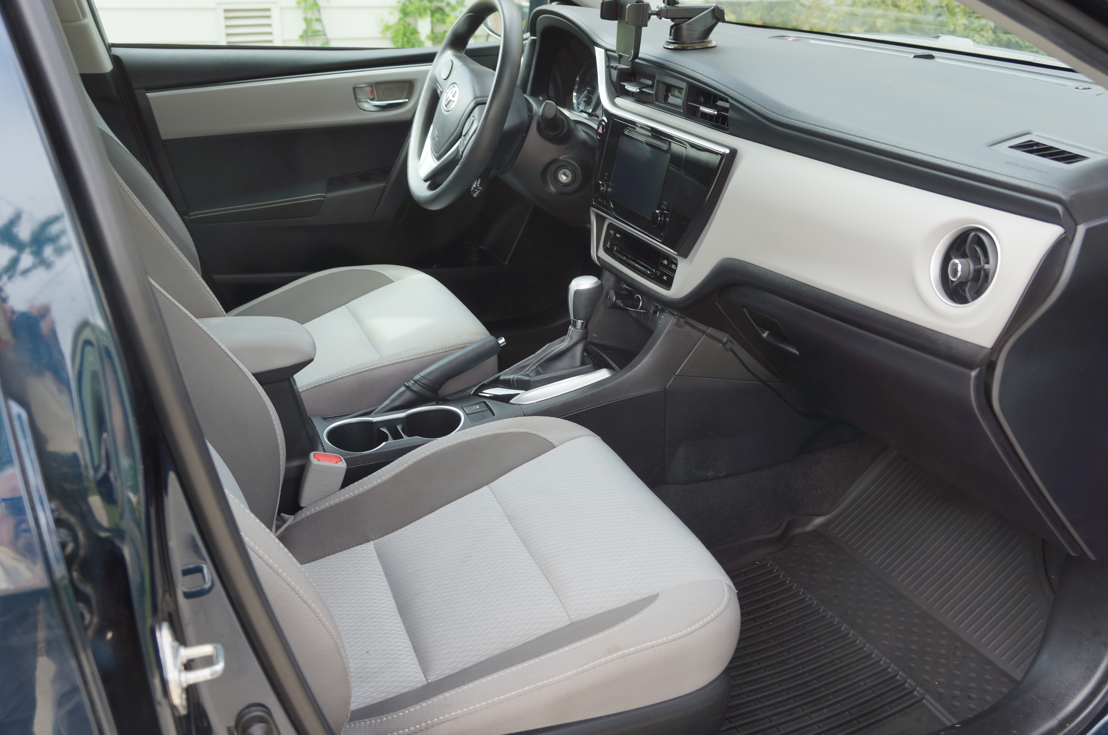 Used 2018 Toyota Corolla LE w/ LE Premium Package w/Moonroof FWD image 10