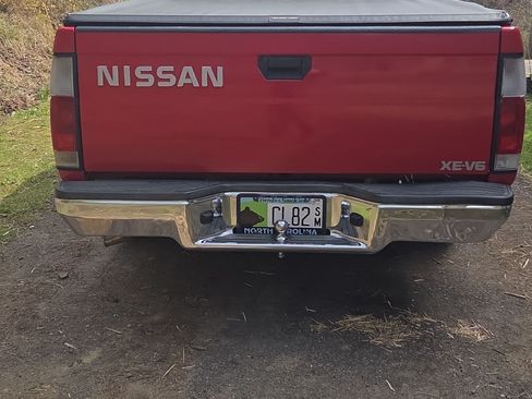 Used 1995 Nissan Pickup XE image 4