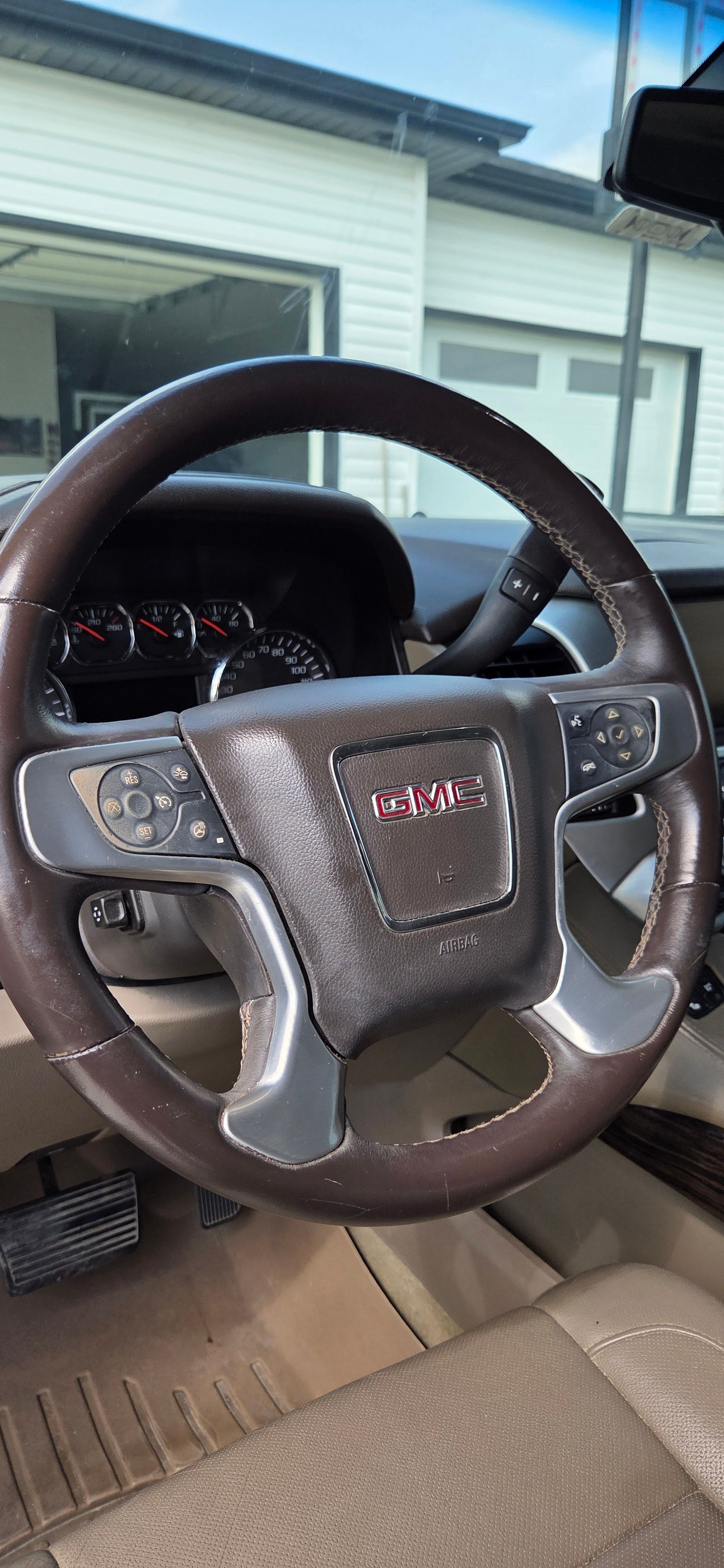 Used 2015 GMC Yukon SLT w/ Open Road Package AWD/4WD image 29