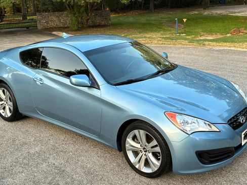 Used 2010 Hyundai Genesis 2.0T RWD image 4