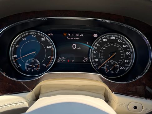 Used 2018 Bentley Bentayga Onyx Edition image 26