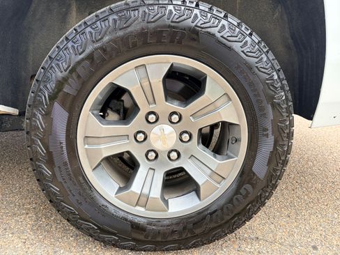 Used 2019 Chevrolet Suburban LT w/ Luxury Package AWD/4WD image 9