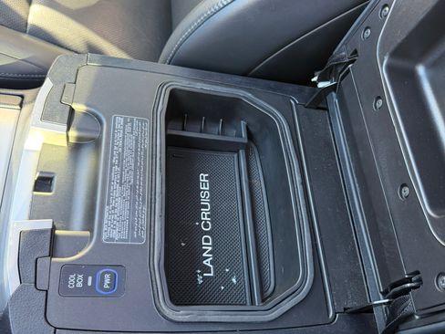 Used 2021 Toyota Land Cruiser image 18