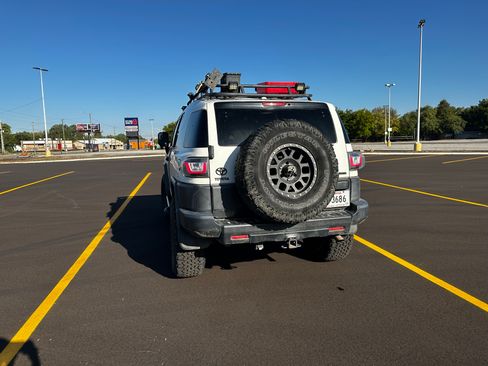 Used 2012 Toyota FJ Cruiser Sport Utility 2D w/ Convenience Pkg image 4