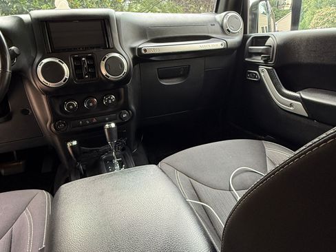 Used 2016 Jeep Wrangler Unlimited Sahara w/ Connectivity Group image 19