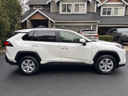 Used 2019 Toyota RAV4 LE image 5