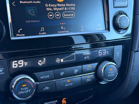 Used 2019 Nissan Rogue SV image 9